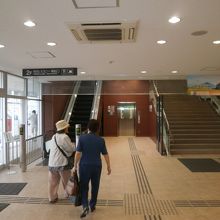 乗り場は２階です。