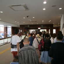 乗船します。乗船券を確認されます。