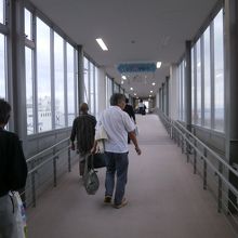 長い廊下を歩きます。