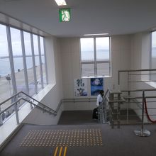 階段を降ります。横にエレベーターがありました。