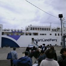 階段で上がって乗船します。結構混みます。