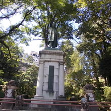 樹木に囲まれてひっそりと佇む雰囲気でした