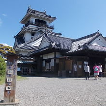 入口付近は高知城の絶好の撮影ポイントになっています