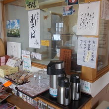 ガラス越しにそば打ちの様子を眺められるようになっています