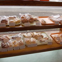店内に並ぶパンの数々