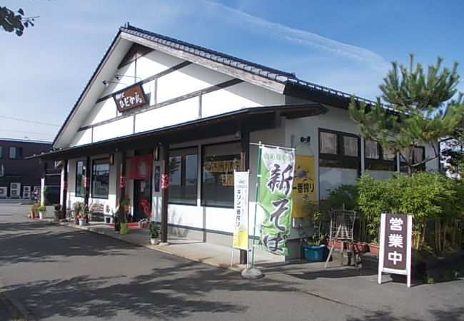 店内でそばを打っている名店です