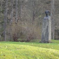 ホテルは美しい森と庭に囲まれており、ルードヴィッヒの胸像もあ