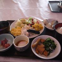 大勢の客で　朝食も慌ただしい。
