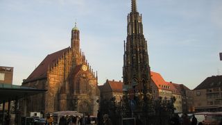 広場にはマーケットが開かれていました