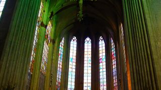 メイン祭壇に落ちる緑色の光