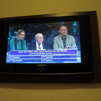 客室のテレビは液晶。チャンネルも多い。