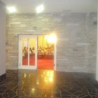 レストラン。あまり人はいません。