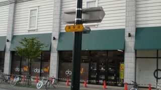 ゆるい坂になっている