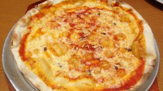 パスタは普通。ピザが大きい。