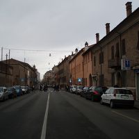 ホテルよりフェラーラ駅への一本道