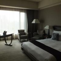 シックにまとめた大人の雰囲気、窓も大きめ