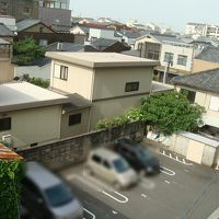 客室から無料駐車場を見下ろす。先着順。