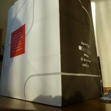 紙袋には古い店名なのか「おみやげ街道」と書かれています．