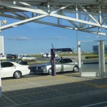 空港ではターミナル正面左手に停留所があります．屋根あります．