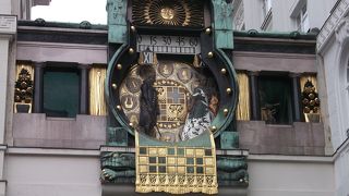 １２人の人物像が・・・