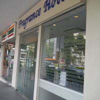 隣はセブンイレブンで買出しに便利。