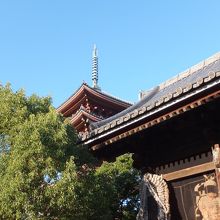 山門から五重塔を望みます