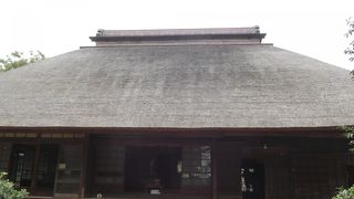 茅葺屋根の重厚な民家です