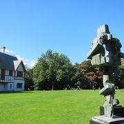 北海道知事公館の庭にある彫刻