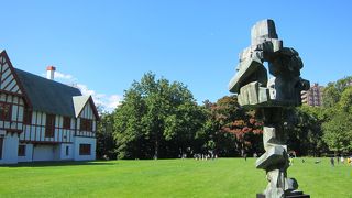 北海道知事公館の庭にある彫刻