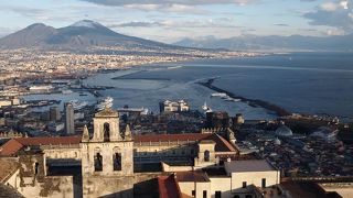 眼下にナポリを見下ろせます