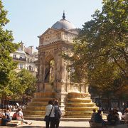 フォーラム・デ・アール近くの広場にある歴史ある泉