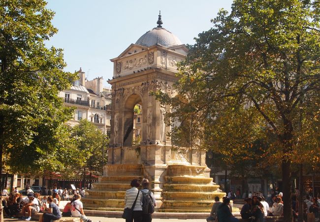 フォーラム・デ・アール近くの広場にある歴史ある泉