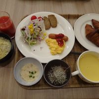 郷土料理も食べられる朝食バイキング