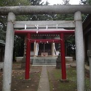 二種類の鳥居が重なっている珍しい神社です