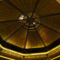 美しい天井ドーム　頂部に八角形のステンドグラス