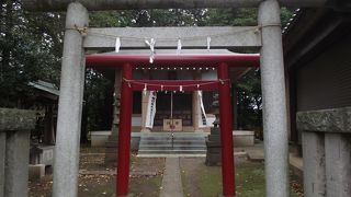 二種類の鳥居が重なっている珍しい神社です