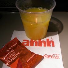 機内食の前のドリンクとおつまみ