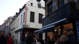 人通りの多い通り