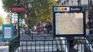 バスティーユ広場の北東側には飲食街などがありにぎやか