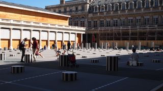 街なかの邸宅のなかに整然とある公園