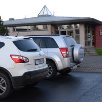 ホテル駐車場とロビーへの入口外観