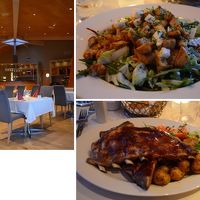 ホテルの食堂で摂った夕食はまずまずの味わい。