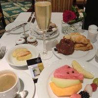 パン、ペストリー、ハム類、イクラ、生ジュース…朝食のバッフェ