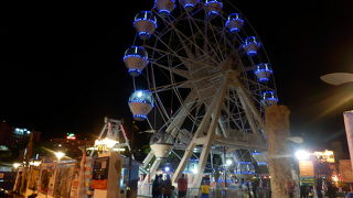 夜のみ営業の小さな遊園地