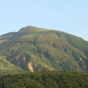 長者原にそびえる山