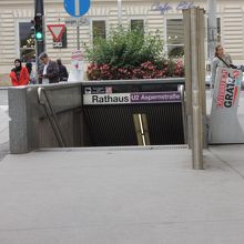 地下鉄U2（紫）Rathaus駅徒歩すぐ