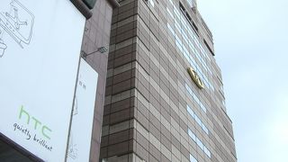 地下のフードコートとスーパーが便利です