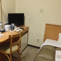 狭いですが、機能的な部屋です