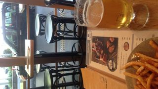 駅前におしゃれなパブ発見