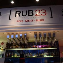 お待ち席があるバー部分。壁に漢字も出ているのがご愛嬌。